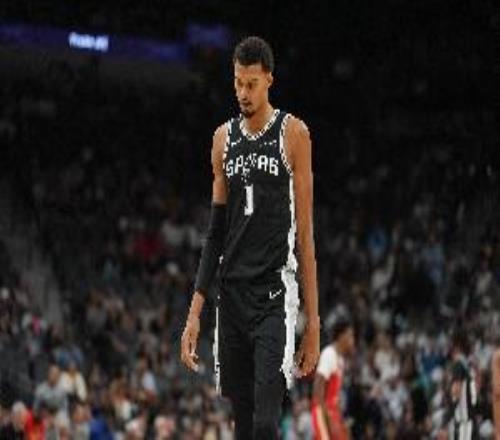 解说：文班面对兰德尔贴防像早年KD对上托尼阿伦要想法跨过去