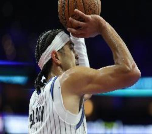 活力十足！布莱克半场6中5贡献14分4板4助三分2中1