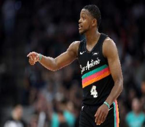 开打铁铺福克斯18投6中得12分8板4助1断三分一个不进还失绝杀