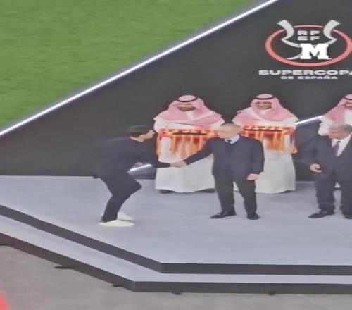 是否早有预兆马卡晒视频：决赛后颁奖时阿隆索与老佛爷互动冷淡