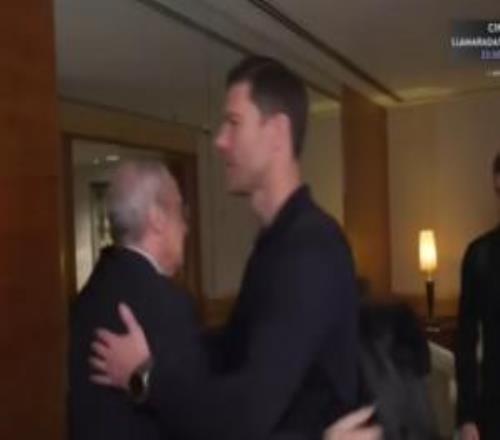 皇马TV播放老佛爷赛前迎接皇马全队，轮到阿隆索时画面被紧急切断