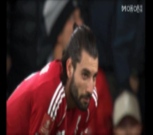 你小子搞我是吧索博世界波后送大礼导致丢球，斯洛特面无表情