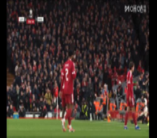 利物浦同时做出3处换人调整，基耶萨被换下时与斯洛特有几句交流