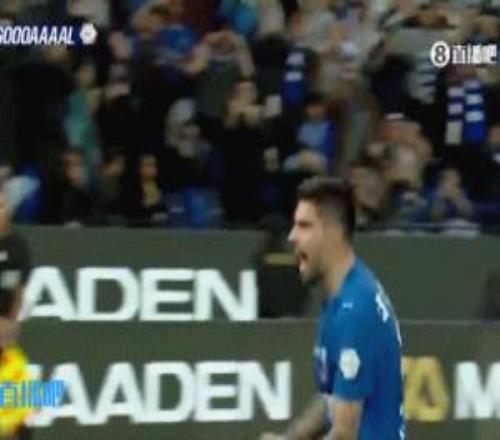 不满！新月锁定胜局后，C罗对着镜头苦笑并做出“偷窃”手势