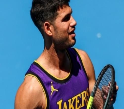 Respect！詹姆斯晒阿卡穿自己23号紫金球衣照：致年轻的