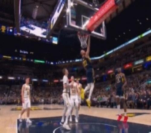 这也太骚了！赫夫突破空中拧麻花反手扣篮哈利伯顿一脸不可思议