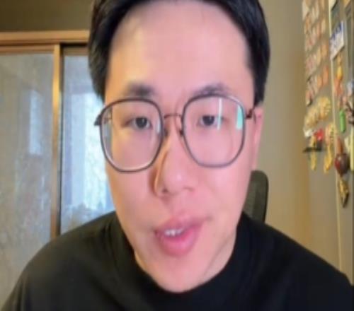 解说：老詹胸前要戴个纪念勋章熟悉球星卡就知道这和退役没关系