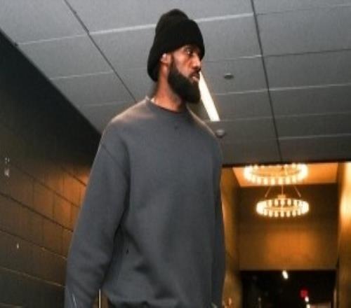 湖人官推晒赛前入场照：舒适&休闲