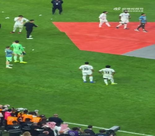 球迷翻出西超杯赛后片段：我从未见过教练的权威如此之低