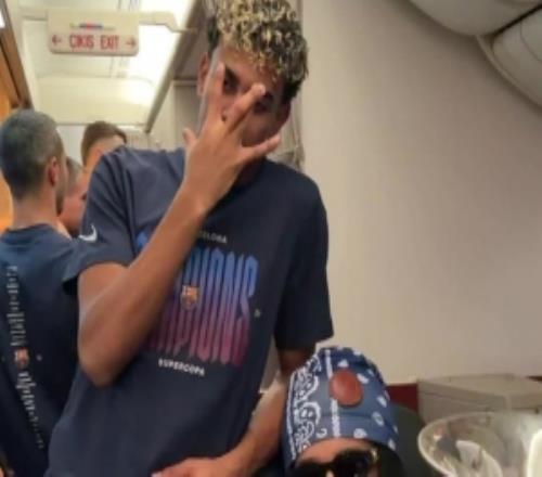 庆祝夺冠！巴萨官方社媒晒球员在飞机上与奖杯合照