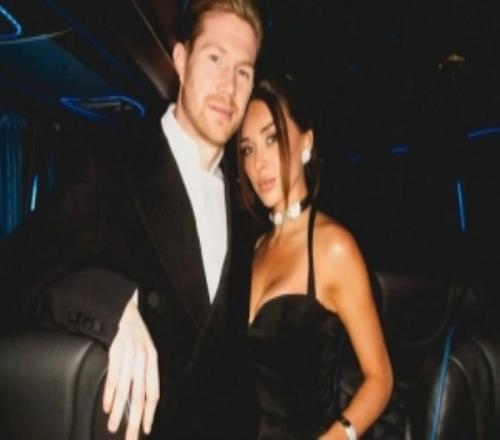 德布劳内进入比利时足球名人堂，妻子黑色礼服出席活动成全场焦点