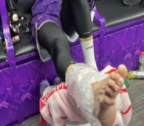 沈梓捷透露这次崴脚应该问题不大他为了提前复出吃了多次止疼片