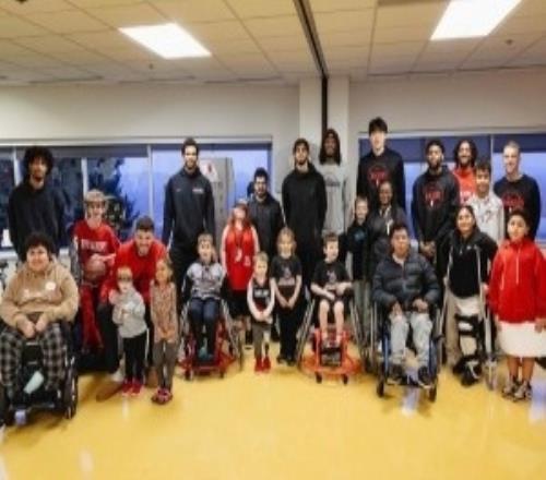 心有大爱！开拓者前往儿童机构开展慈善活动杨瀚森随队亮相