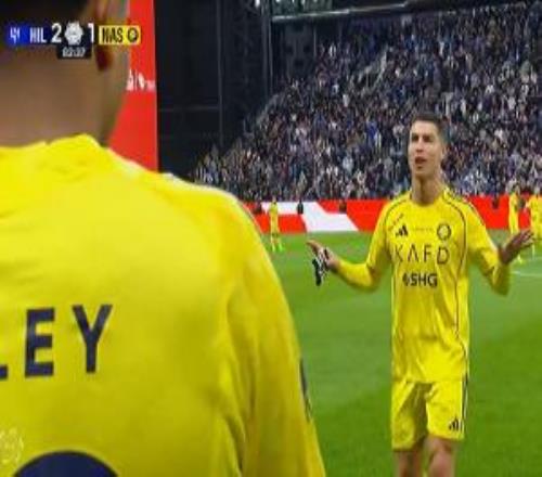 不太开心！球队落后C罗被换下时比划手势摇头念叨，主帅上前安抚