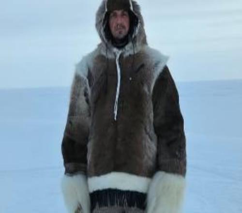 超大号兹拉坦44岁伊布北极度假，裹得严严实实坐狗拉雪橇