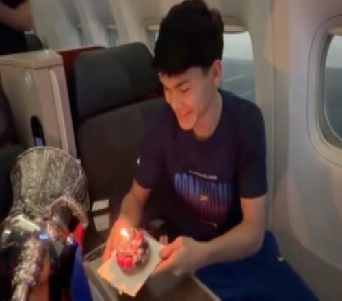 温馨氛围！巴萨众将在返程飞机上为德罗庆祝18岁生日