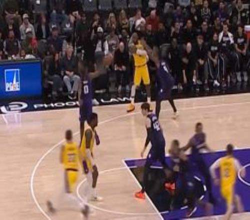 詹姆斯横传球直接送至蒙克手中后者回头轰进45追身三分！