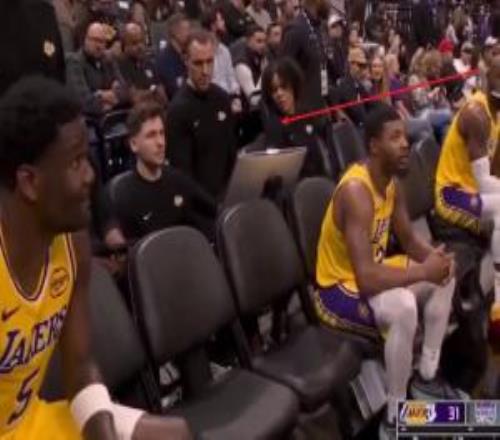 美媒放大湖人替补席詹姆斯多次瞥视艾顿：詹姆斯受不了他