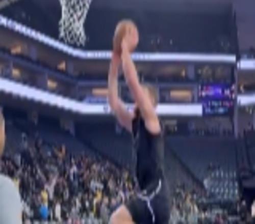 看起来恢复得不错！今日小萨在赛前进行了有球训练