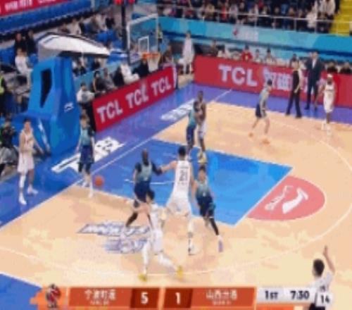 吹了普通犯规！法尔大帽刘传兴辛普森快下被奈特直接撞飞几米远