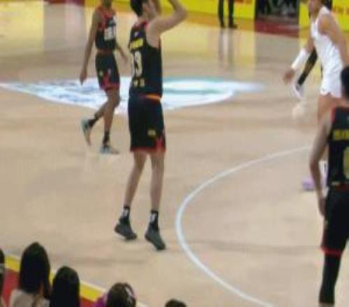 本土之光！王浩然开场连投带扣内外开花半节6中6砍13分战平上海