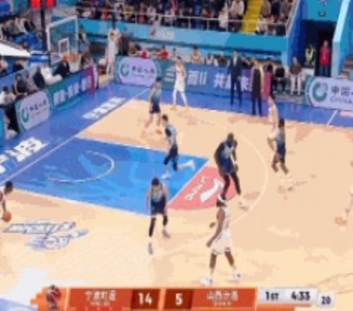 不应该有的动作！宁鸿宇直接搂脖拽倒迪亚洛吃到违体犯规