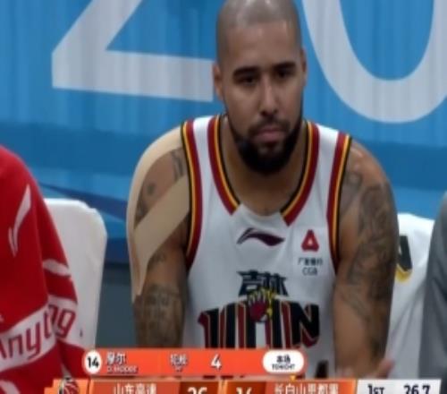 有点惨！摩尔被吹防守犯规抱怨还追加技犯出场4分钟4犯在身