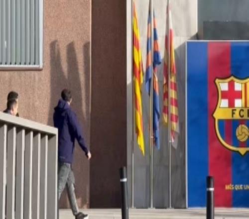 记者：坎塞洛抵达诺坎普办公室，准备与巴萨签署租借合同