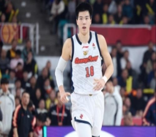 效率很高！焦泊乔半场5中4拿到10分8板其中5前场板