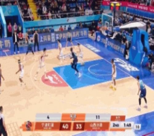 搞笑来了宁鸿宇接球启动自己拌蒜走步违例