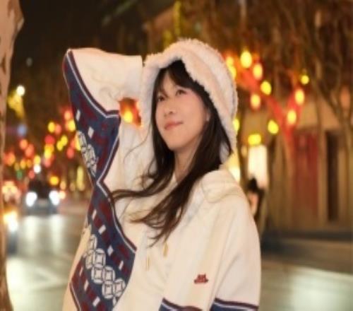 主持骆歆更博晒照：新赛季新版本！那自然要搭配上新春战袍咯