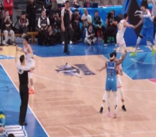 大心脏！陈盈骏空位三分+上篮andone+撤步中投连砍8分定胜局