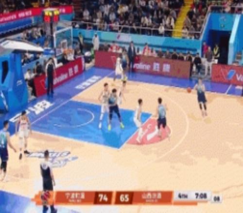 投得就是你射手！王俊杰弧顶接球迎着原帅打成3+1