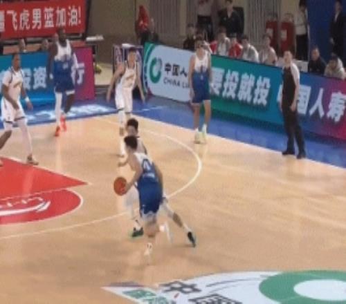 灯亮球进！伊力福拉提中路突破扛开防守大号两分压哨命中