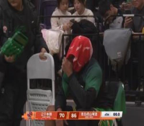 非常沮丧！辽宁外援威尔斯空砍33分&全队仅70分毛巾捂头独自离场