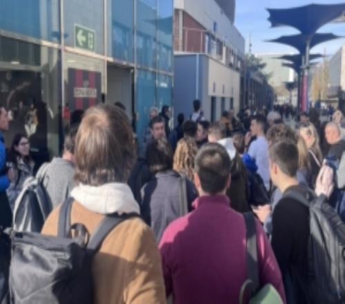 每体：坎塞洛见面会因转会文件没搞定延迟，大批记者等候无法进场