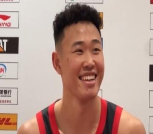 打球像谁的风格贺希宁：我是比较有篮的巴特勒