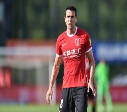 蓉城队长进城！官方：31岁中场周定洋加盟深圳新鹏城！