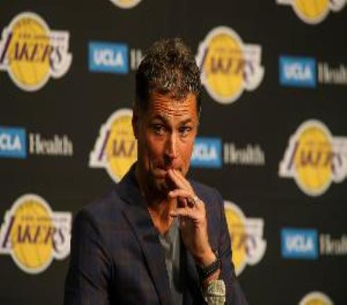 41岁老詹独得22分仍输球！湖媒：佩林卡该被炒鱿鱼了