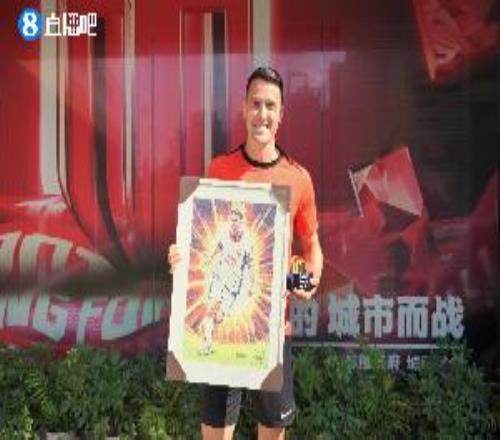 记者：周定洋今天下午拍摄定妆照，随后新鹏城就将官宣