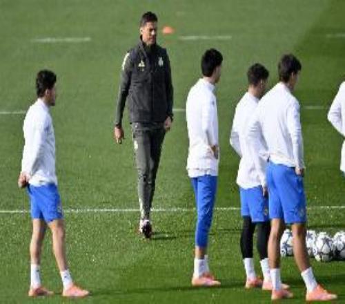 记者:皇马球员不尊重阿隆索,训练时闲逛、掐点到并且要督促才练