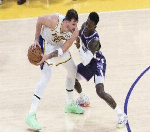 帕森斯：施罗德回复试图的意思是想告诉大家他打到东契奇了