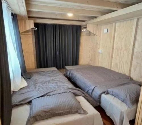 你要不只弄一张床呢网爆名古屋亚运住宿环境：逼仄空间两人小床超近距离