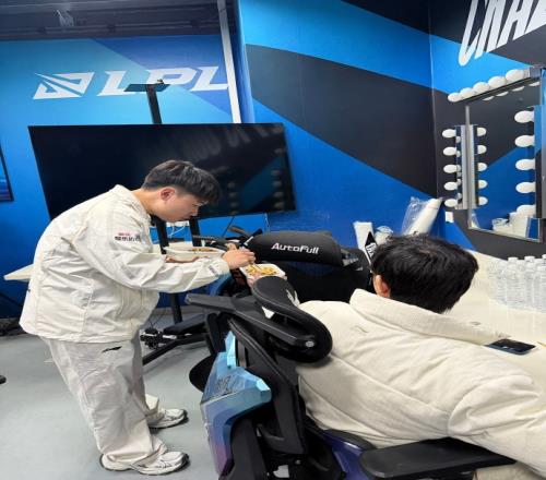 IG分享选手调试花絮：大家都已经逐渐成为散装多国语言拥有者