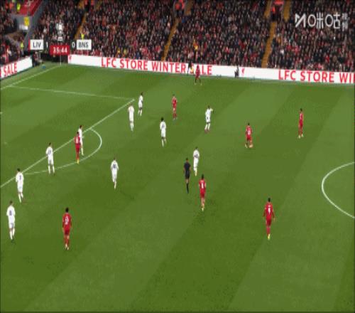 第36分钟，弗林蓬横向带球突入禁区右侧，内切晃开角度后起脚抽射破门，2-0！