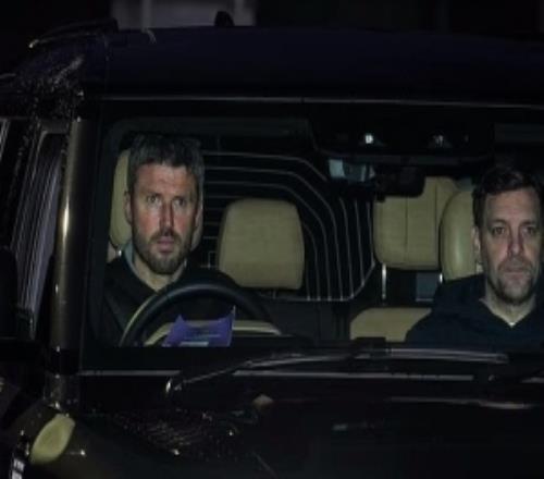 邮报：卡里克正式上任后数小时便和助教抵达基地弗莱彻回去带U18