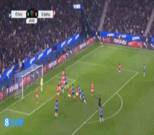 第15分钟，波尔图右路角球机会，维加主罚开到禁区，贝德纳雷克抢点头槌破门！波尔图1-0领先