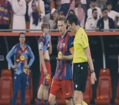 西超杯裁判录音：进1球补时加1分钟德容铲到姆巴佩胫骨，红牌！