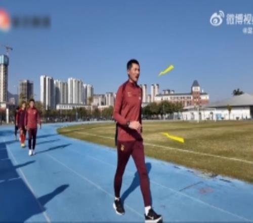 国足走进肇庆校园开展公益活动，邵佳一、于汉超、张玉宁等人参加