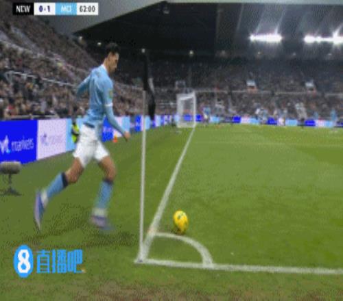 第63分钟，B席开出左路角球至禁区内，塞梅尼奥门前侧身凌空脚后跟垫射破门，随后VAR介入，主裁判到场边观看视频回放，判罚哈兰德越位在先，进球无效！